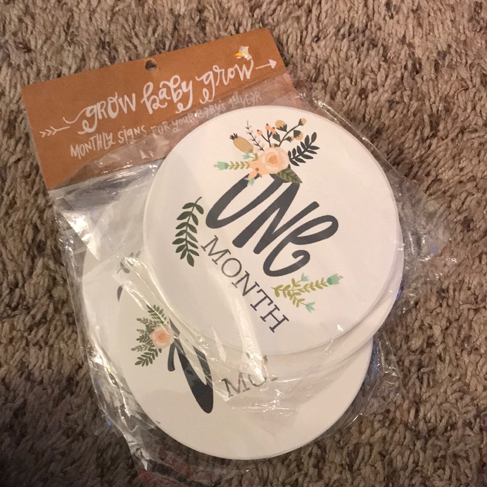 Monthly signs for baby’s first year